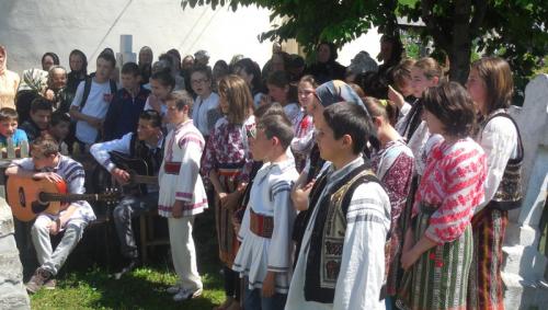 Grup de elevi cântând