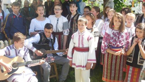 Grup de elevi cântând