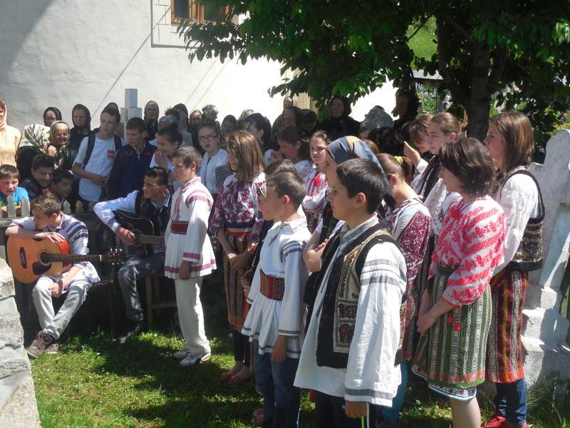 Grup de elevi cântând