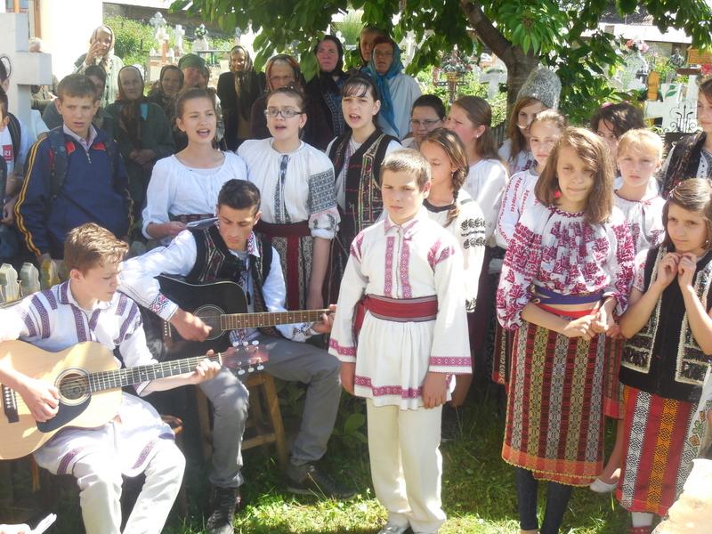 Grup de elevi cântând